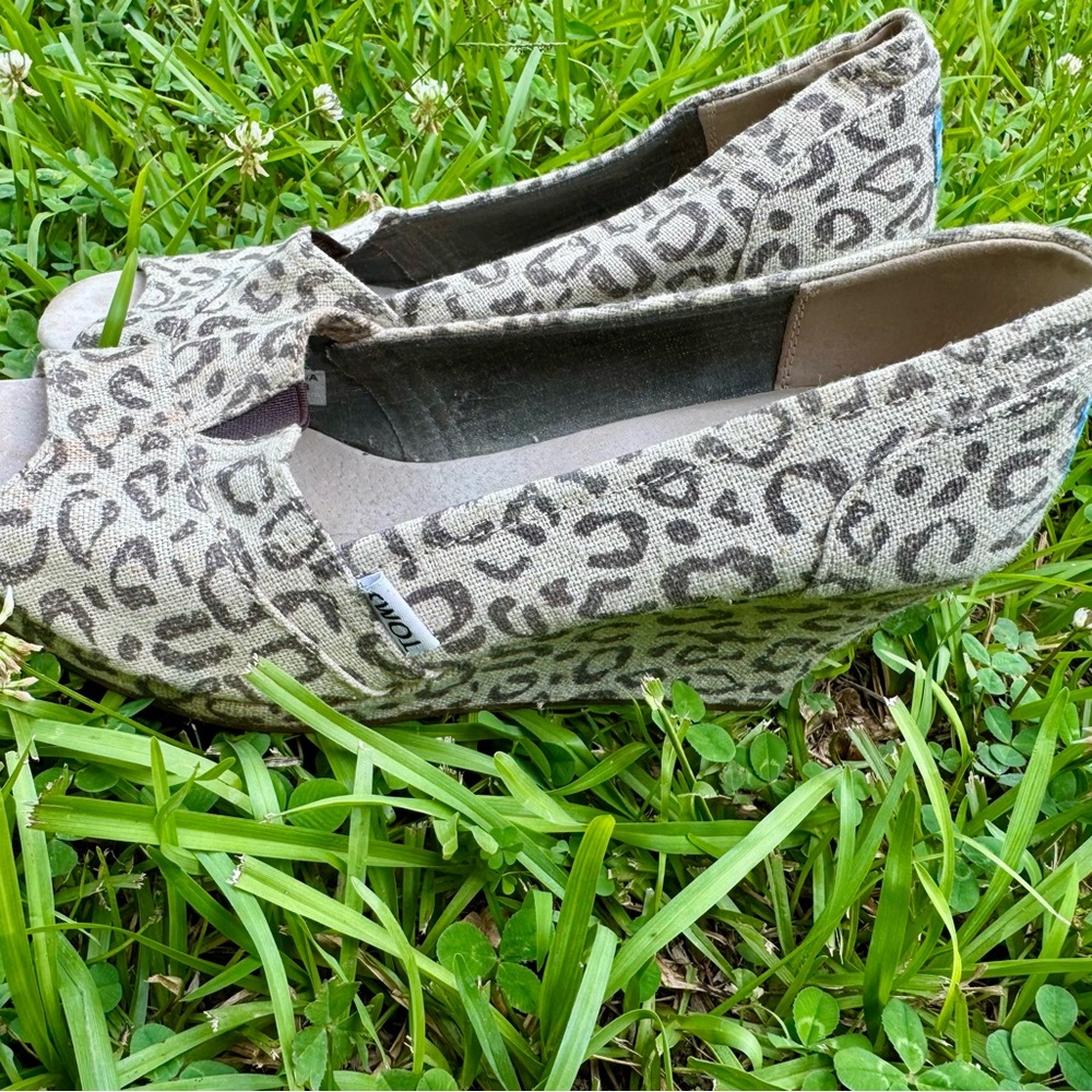 Toms 8.5 Gray Leopard Cheetah Animal Print Wedge Shoes with Chic Design